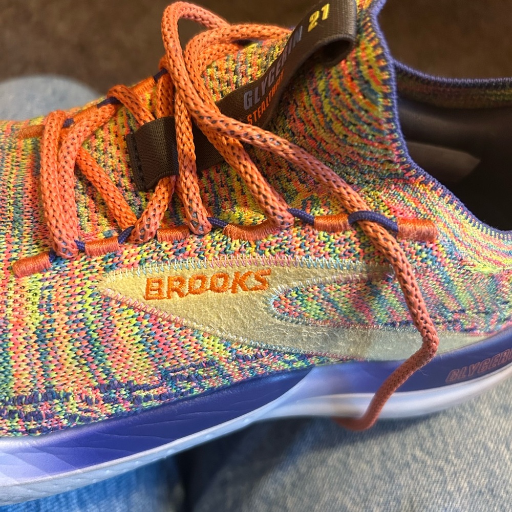 Colorful Brooks running shoes - Picture 4 of 7